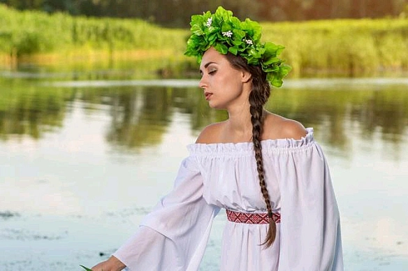 Так, є привабливі жінкиНе виглядом, а чимось більшим,Як первоцвіта пелюсткиПісля зими, беруть чимсь іншим.Приємним поглядом... - Леонід Биков на we.ua