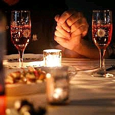 Рука в руці, очами тільки розмовляємо.Розпущене волосся на плечах.Один від одного продовження бажаємо.За столиком сидимо при ... - Леонід Биков на we.ua