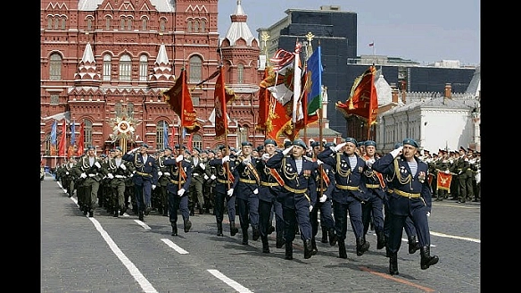 Чеканять крок парадний вбивці.Злочинці в моді на показ.Не чують смерть покірні вівці,Ідуть, виконують наказ.До чого вбивці ... - Леонід Биков на we.ua