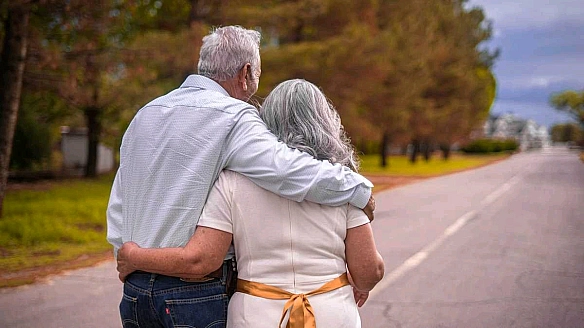 Не ображай мою любов.Бо старість це не є нагода.Гаряча в жилах досі кров.В наших роках є своя врода.Не закривайся у собі,М... - Леонід Биков на we.ua