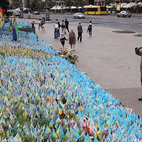 Фото дня: 60-річний ветеран віддає честь біля меморіалу загиблим військовим у Києві - Українець на we.ua