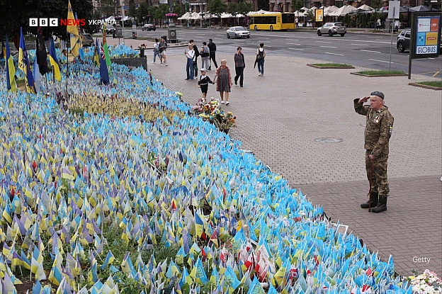 Фото дня: 60-річний ветеран віддає честь біля меморіалу загиблим військовим у Києві - Українець на we.ua