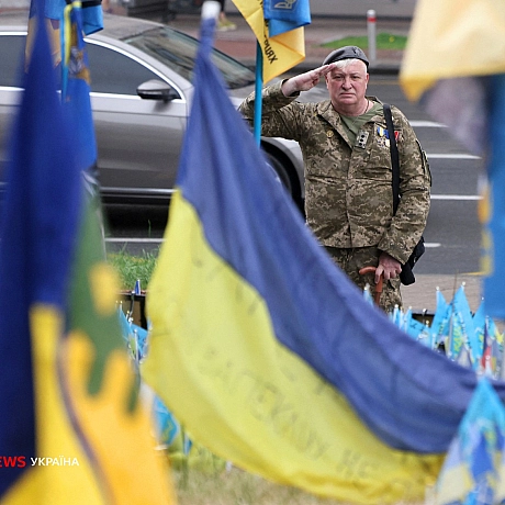 Фото дня: 60-річний ветеран віддає честь біля меморіалу загиблим військовим у Києві - Українець на we.ua