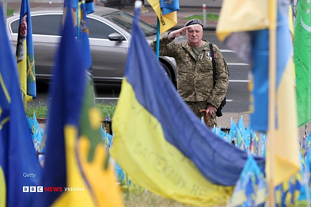Фото дня: 60-річний ветеран віддає честь біля меморіалу загиблим військовим у Києві - Українець на we.ua