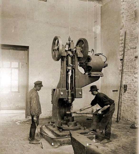 Механічний молот в майстерні Київського політехнічного інституту

1900-ті роки. - Ihor Chaban на weua.dev