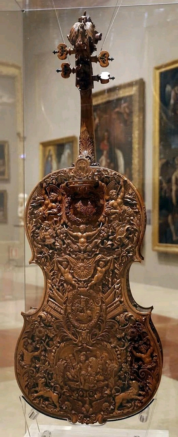 Скрипка зі складною різьбою, створена Доменіко Галлі, 1687 рікЗараз експонується в Галереї Естенсе в Модені, Італія. - Без фільтрів | Життя, думки, досвід на we.ua
