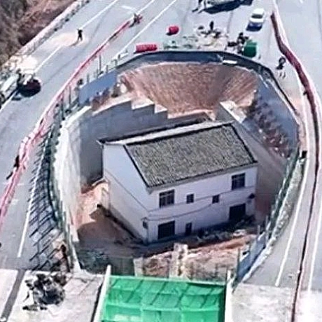 🛣 Будинок у центрі автомагістраліБудинок розташований у китайській провінції Цзяньсі. Через те, що житло оточене трасою з усіх... - на we.ua
