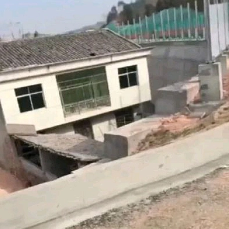 🛣 Будинок у центрі автомагістраліБудинок розташований у китайській провінції Цзяньсі. Через те, що житло оточене трасою з усіх... - на we.ua