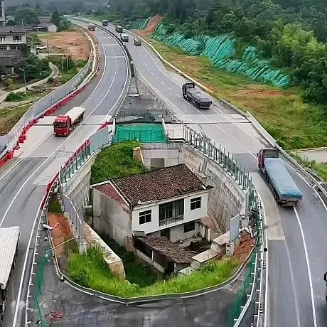 🛣 Будинок у центрі автомагістраліБудинок розташований у китайській провінції Цзяньсі. Через те, що житло оточене трасою з усіх... - на we.ua