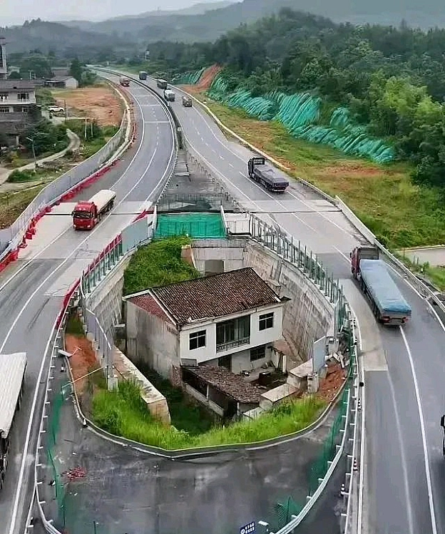 🛣 Будинок у центрі автомагістраліБудинок розташований у китайській провінції Цзяньсі. Через те, що житло оточене трасою з усіх... - Без фільтрів | Життя, думки, досвід на we.ua
